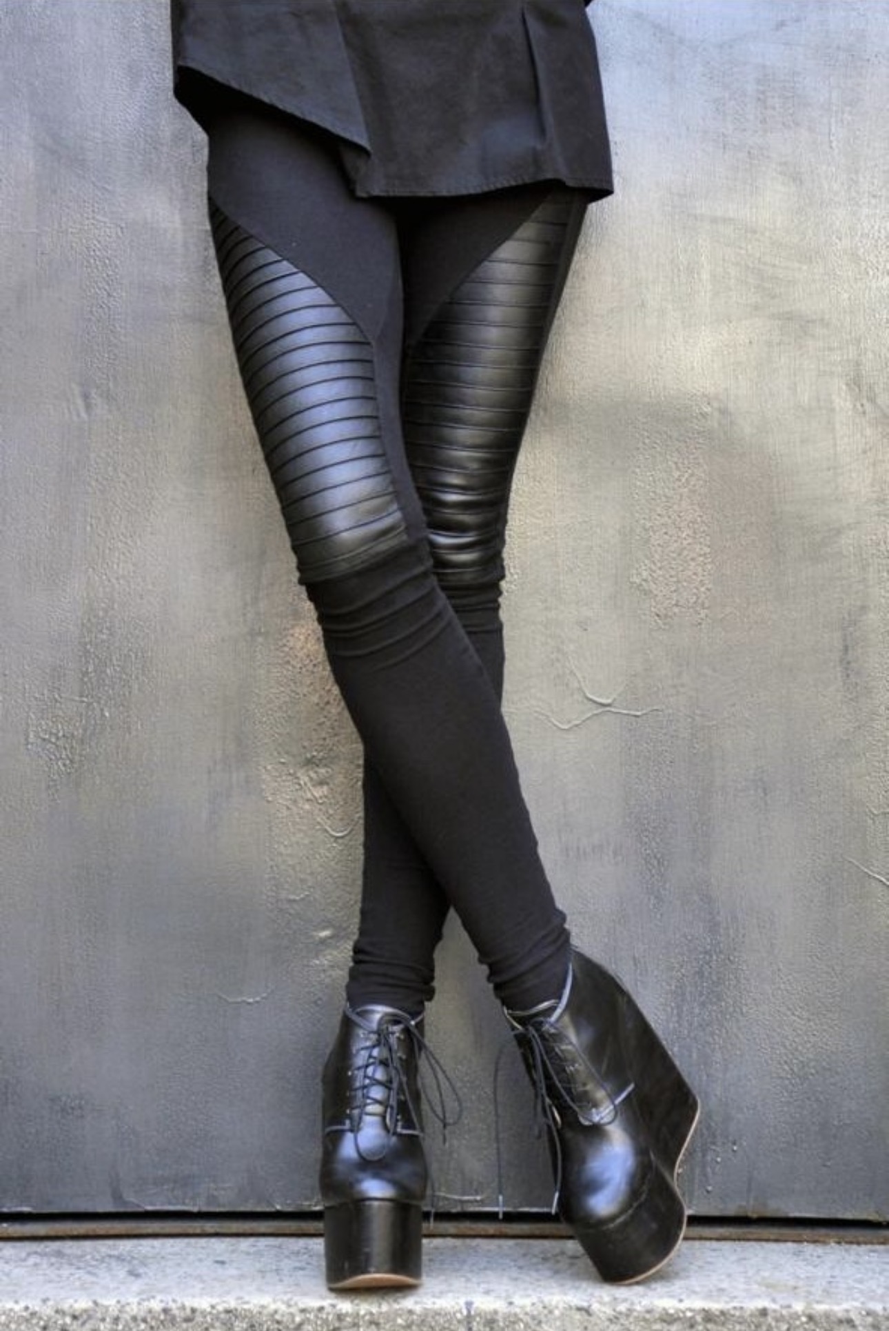 HIGH-WAISTED BLACK FAUX LEATHER LEGGINGS