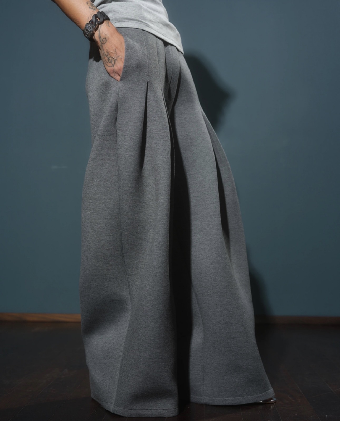 GREY WIDE-LEG PANTS