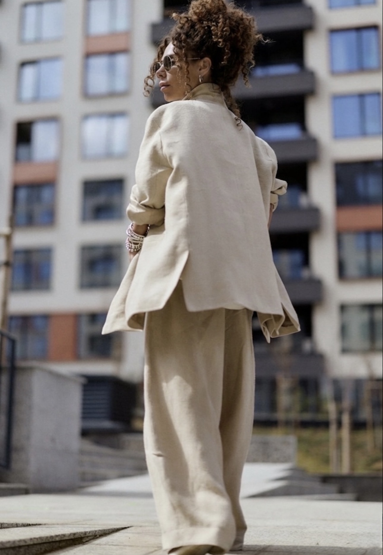 RELAXED BEIGE OVERSIZED BLAZER