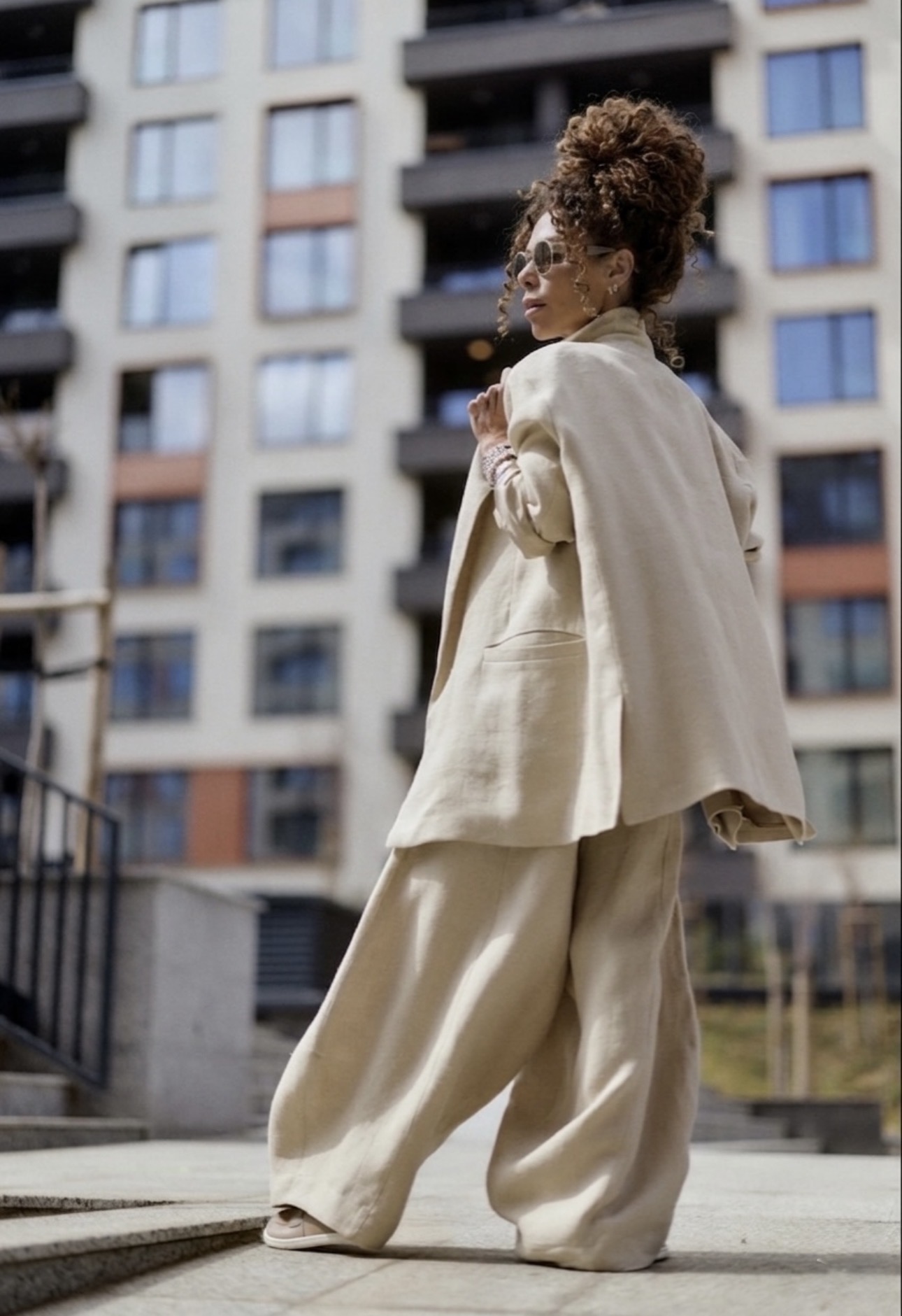 RELAXED BEIGE OVERSIZED BLAZER